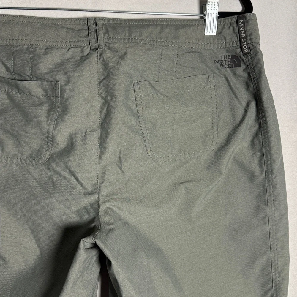 The North Face 100% Nylon Cargo Hiking Pants in a gray/sage color size 12